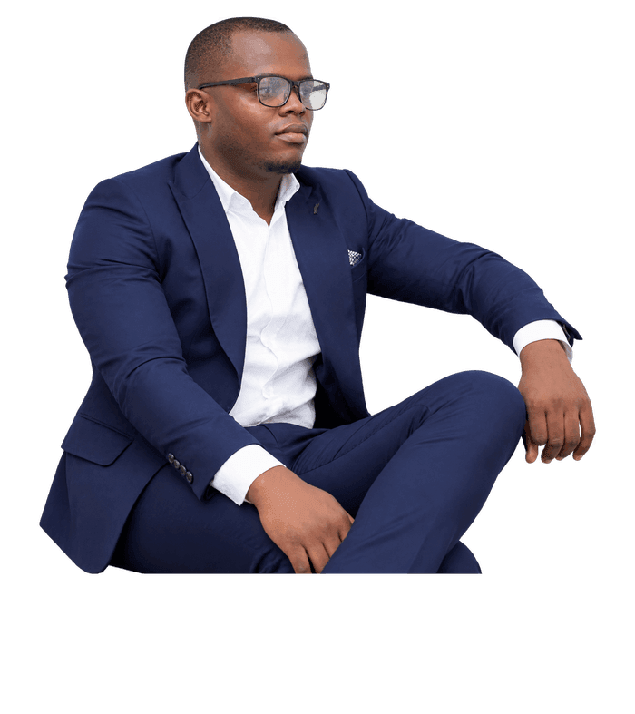 Mamadou Bailo Doumbouya assis, en costume bleu marine